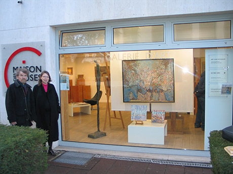 NikolaÏ Kouzmine et sa fille Lioubov Kouzmina devant la galerie Matthieu Dubuc.